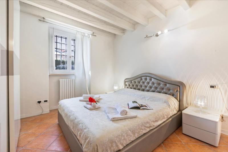 Magnolia House: Sirmione Apt for 4 with Shared Pool - Happy Rentals - image 11