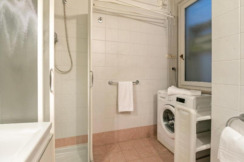 Magnolia House: Sirmione Apt for 4 with Shared Pool - Happy Rentals - image 27
