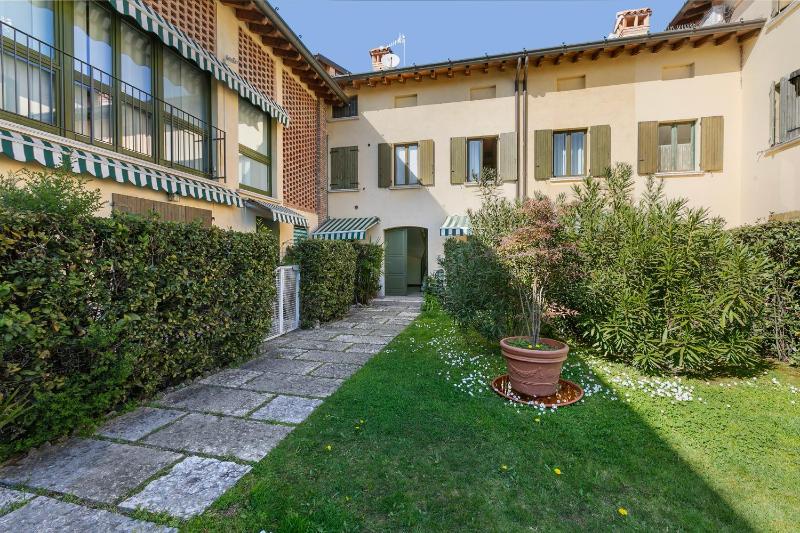 Magnolia House: Sirmione Apt for 4 with Shared Pool - Happy Rentals - image 2