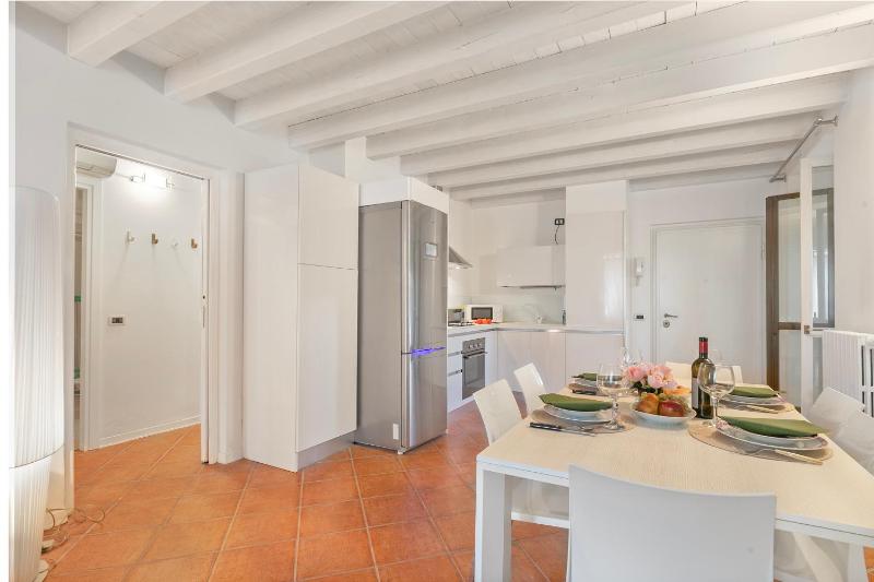 Magnolia House: Sirmione Apt for 4 with Shared Pool - Happy Rentals - image 24