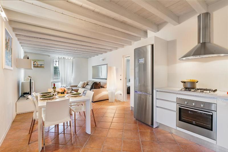 Magnolia House: Sirmione Apt for 4 with Shared Pool - Happy Rentals - image 20