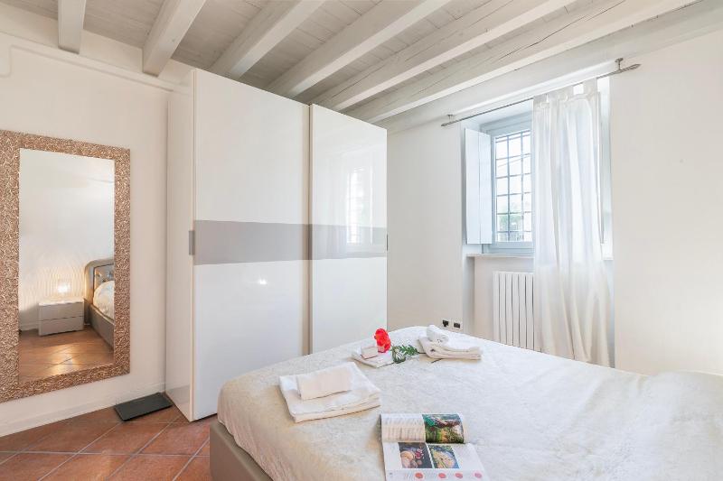 Magnolia House: Sirmione Apt for 4 with Shared Pool - Happy Rentals - image 28