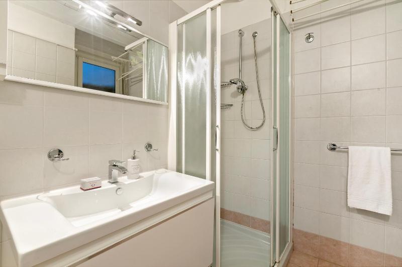 Magnolia House: Sirmione Apt for 4 with Shared Pool - Happy Rentals - image 29