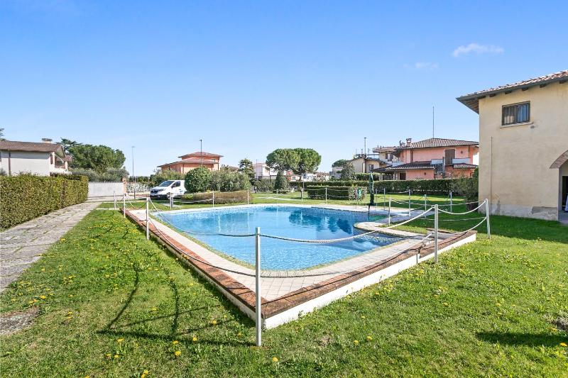 Magnolia House: Sirmione Apt for 4 with Shared Pool - Happy Rentals - image 7