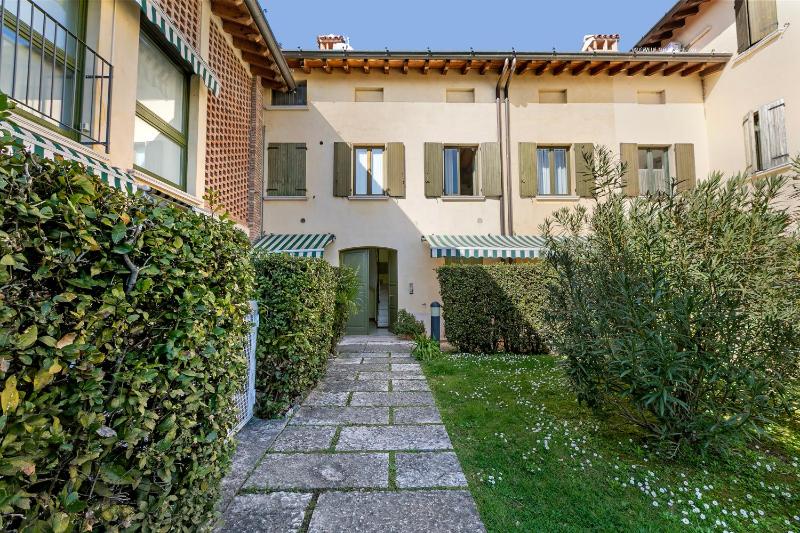 Magnolia House: Sirmione Apt for 4 with Shared Pool - Happy Rentals - image 8