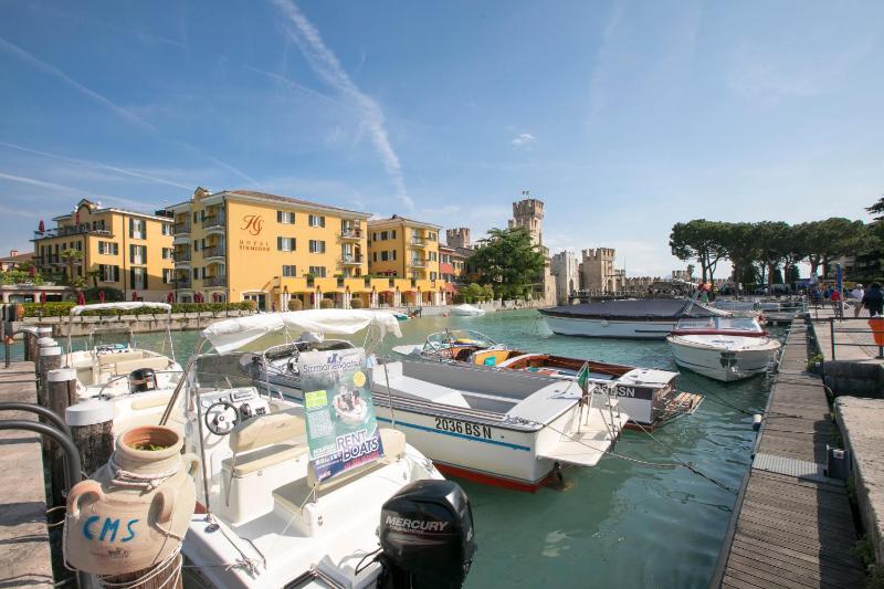 Magnolia House: Sirmione Apt for 4 with Shared Pool - Happy Rentals - image 23