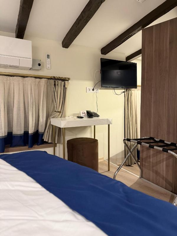 Small Double Room image 4