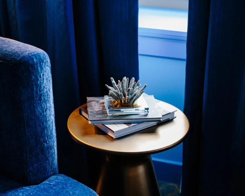 One-Bedroom Blue King Suite with Kitchenette image 3