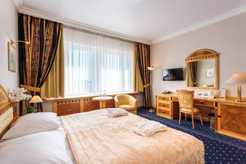Standard Double or Twin Room image 4