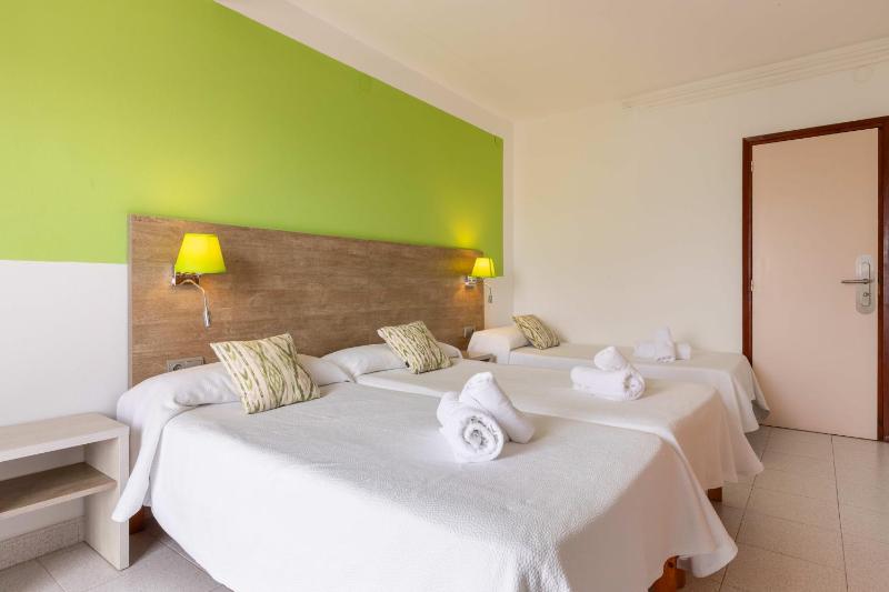 Triple Room with Balcony image 1