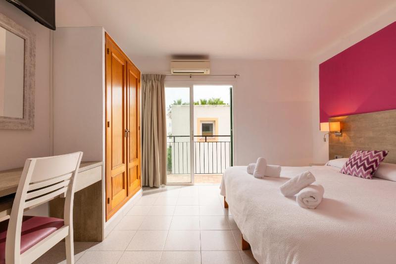 Double Room with Balcony image 3