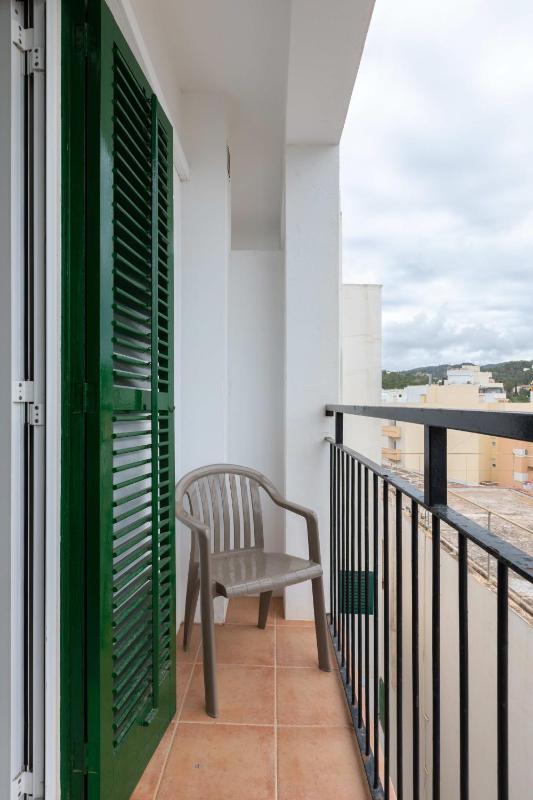 Double Room with Balcony image 4