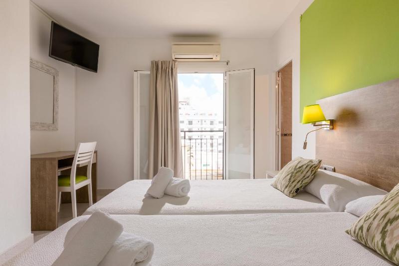 Triple Room with Balcony image 3