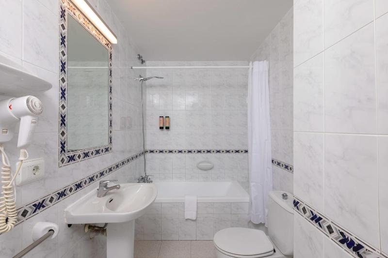 Triple Room with Balcony image 2