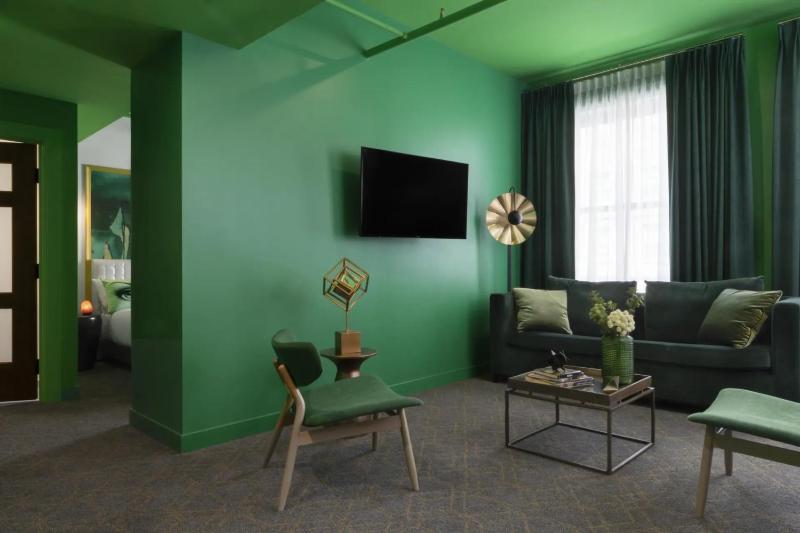 One-Bedroom Green King Suite with Kitchenette image 3