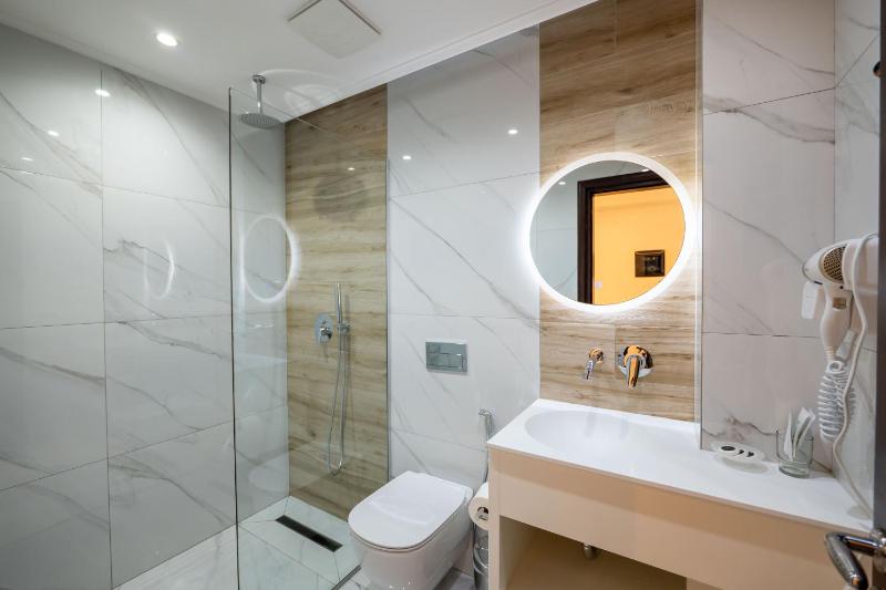 Triple Room with Balcony image 1