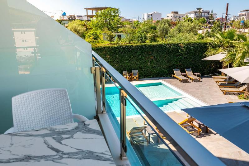 Double Room with Balcony image 3