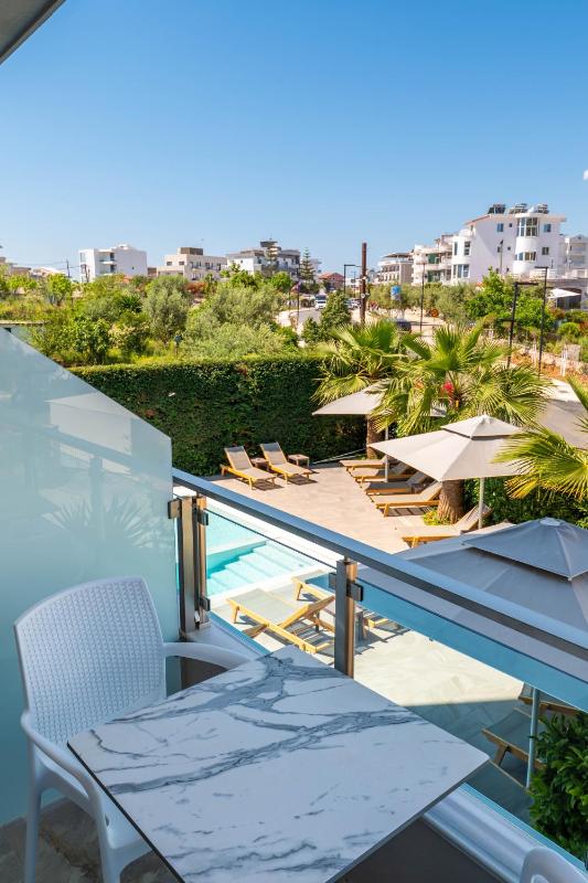 Double Room with Balcony image 2