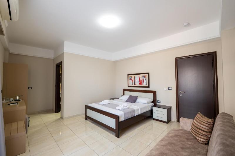Double Room with Balcony and Sea View image 3