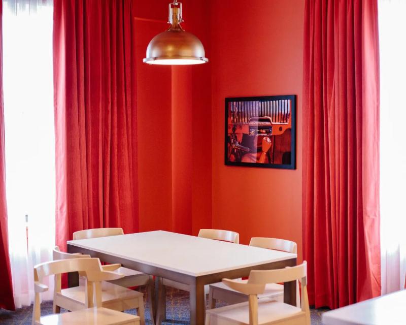 One-Bedroom Red King Suite with Kitchenette image 3
