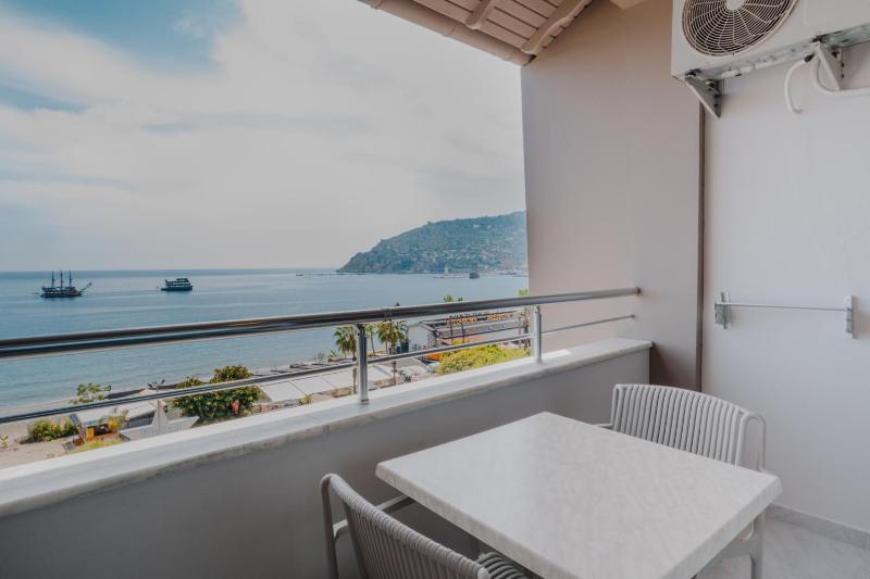 Double Room with Sea View image 4