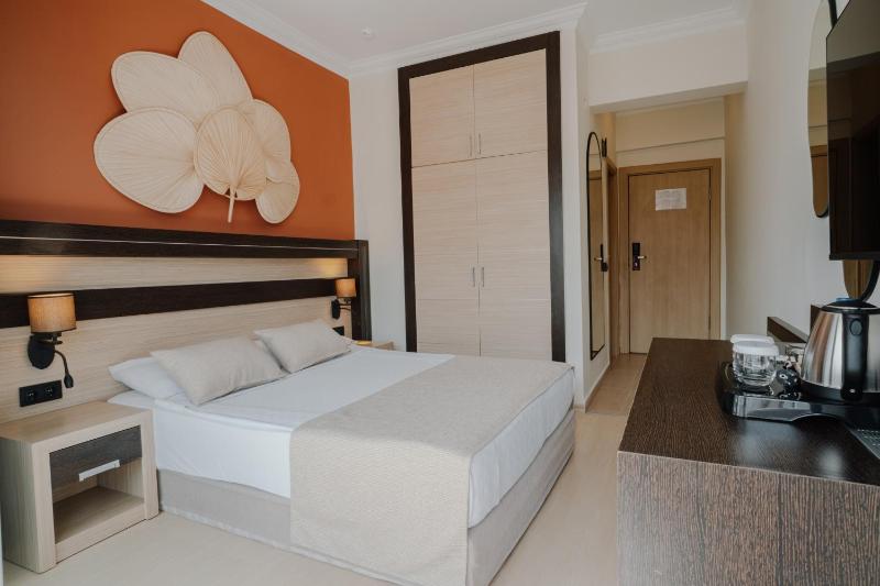Double Room with Sea View image 3