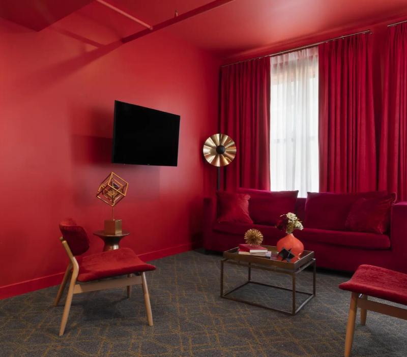 One-Bedroom Red King Suite with Kitchenette image 2