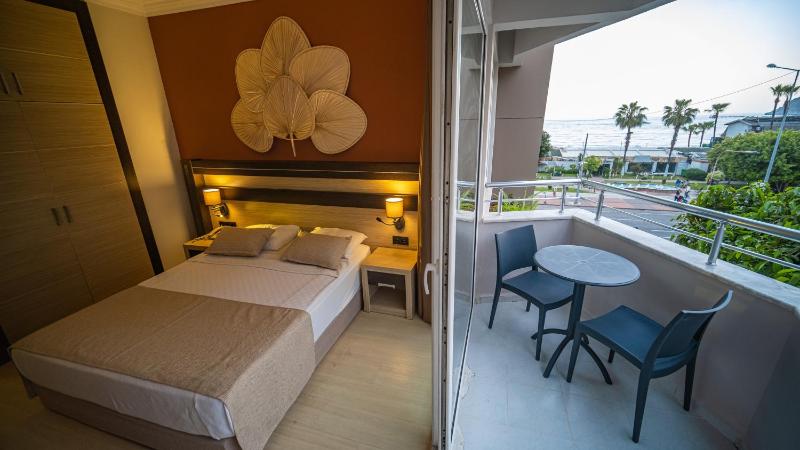 Double Room with Sea View image 1