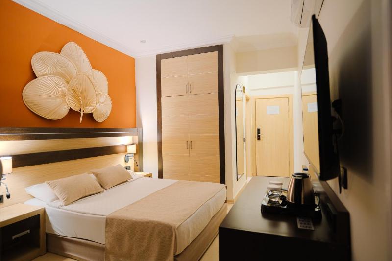 Double Room with Sea View image 3