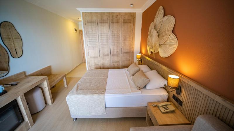 Superior Triple Room with Sea View image 3