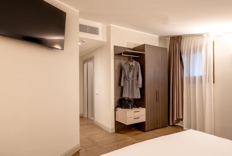 Standard Double Room image 4