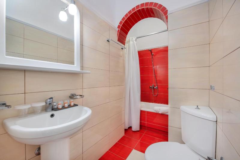 Queen Room with Garden View image 2