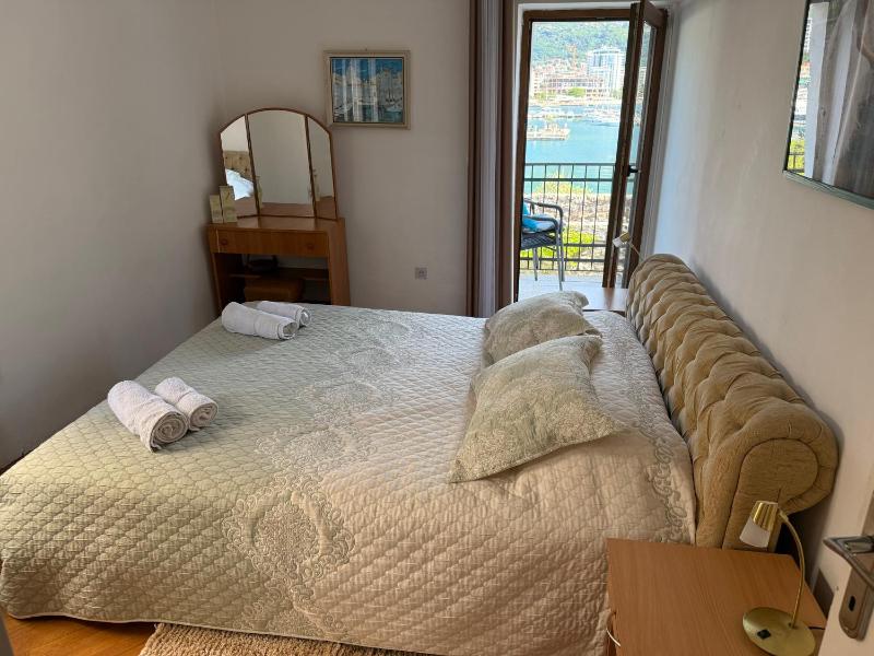 Two-Bedroom Apartment with Balcony and Sea View image 4