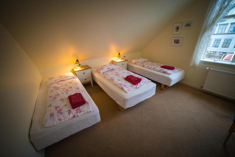 Triple Room with Shared Bathroom image 4