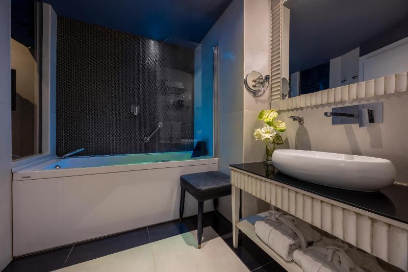 Junior Suite - Split Level (3 Adults) image 2