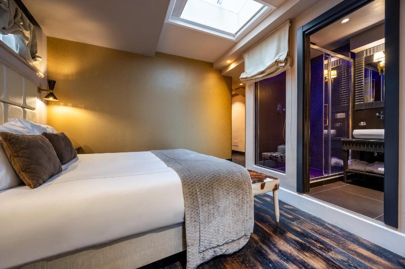 Small Double Room image 4