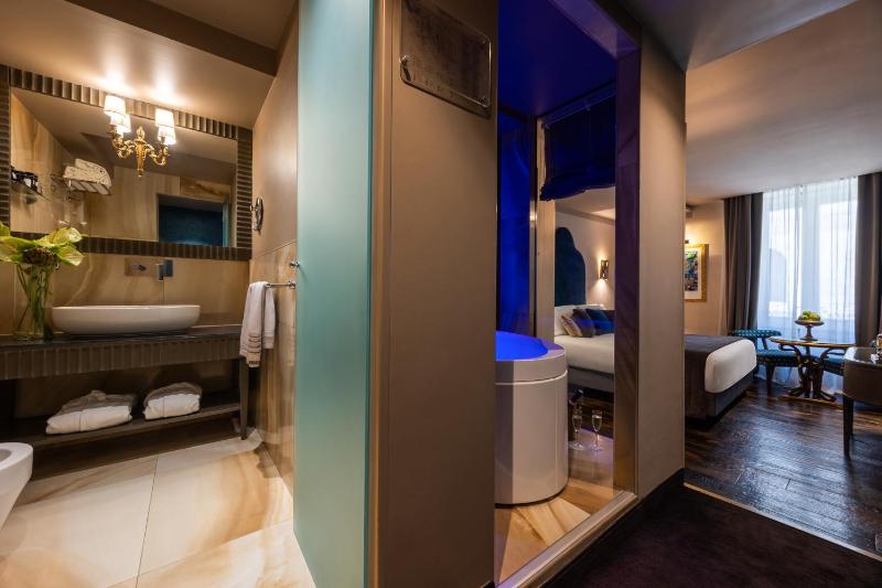 Deluxe Double or Twin Room image 3