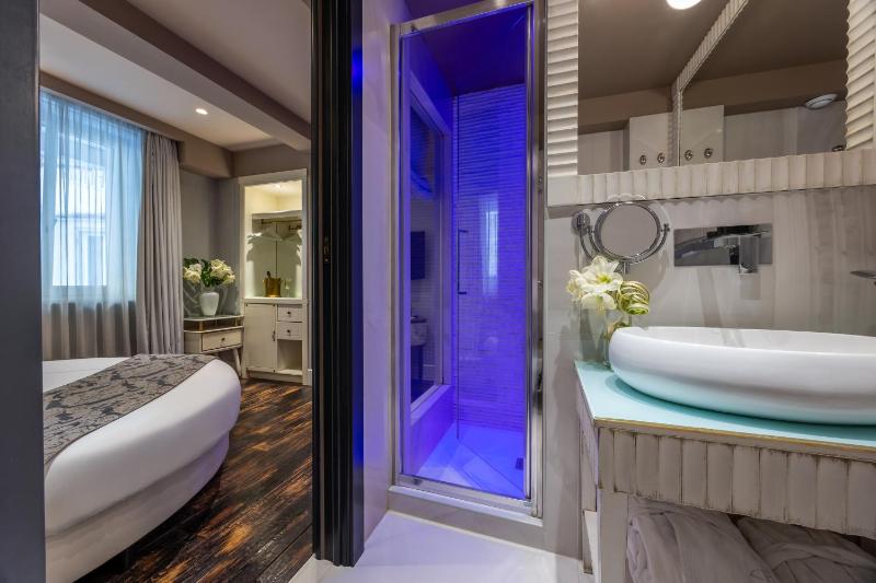 Superior Double or Twin Room image 4