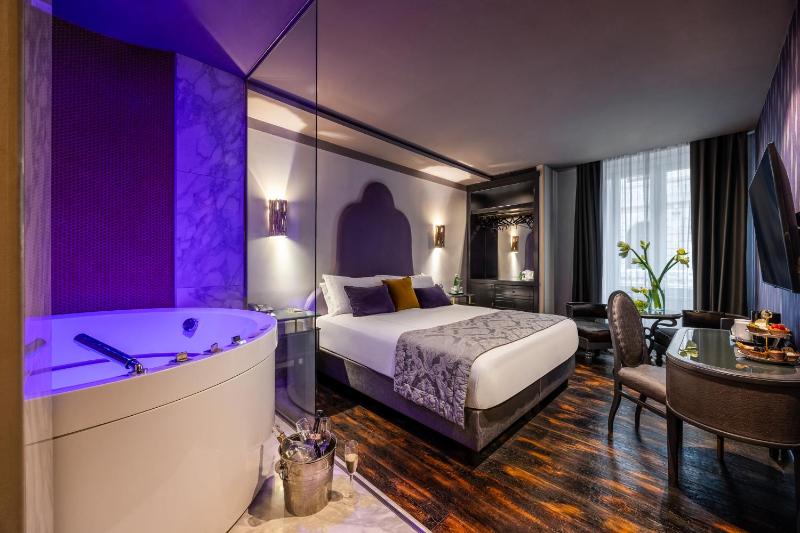 Deluxe Double or Twin Room image 4