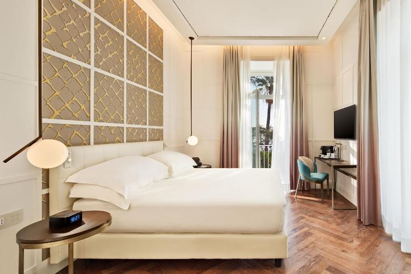 Deluxe King Room with Sea View image 1