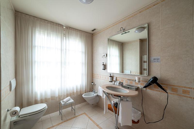 Standard Double Room image 3