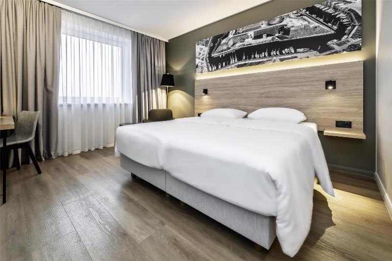 Standard Twin Room with Street or Airport View - Non-Smoking image 1