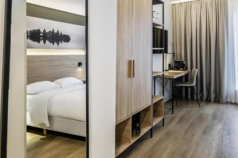 Superior Double or Twin Room with Terrace - Partial Airport View image 1
