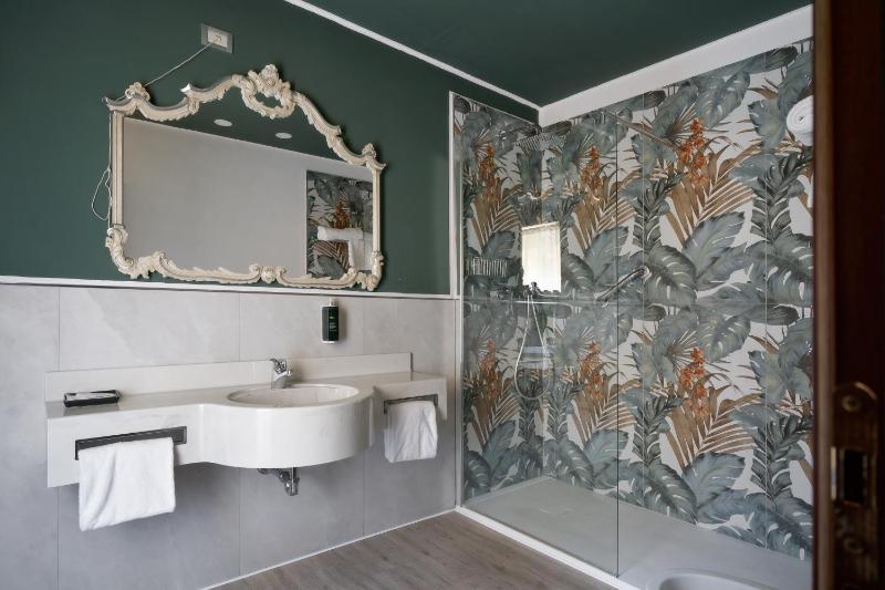 Double or Twin Room image 3