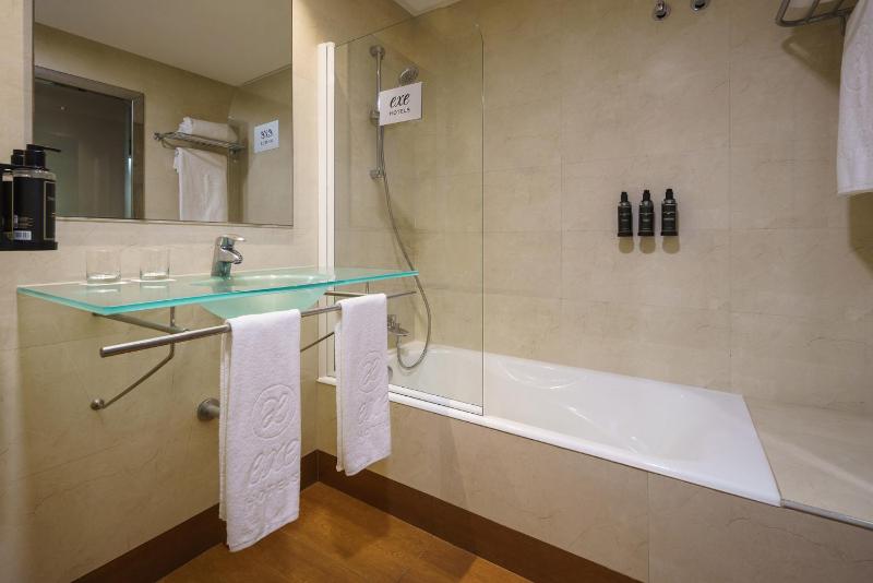 Double or Twin Room image 4