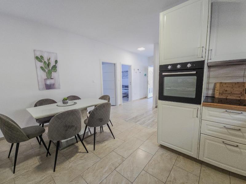 Apartment Milana - image 19