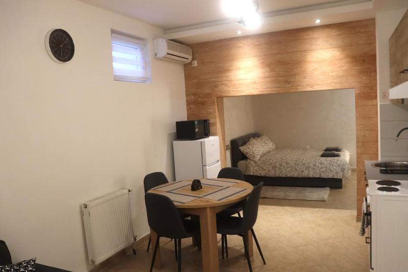 Modern Apartment with Jacuzzi in Novi Sad Center - image 13