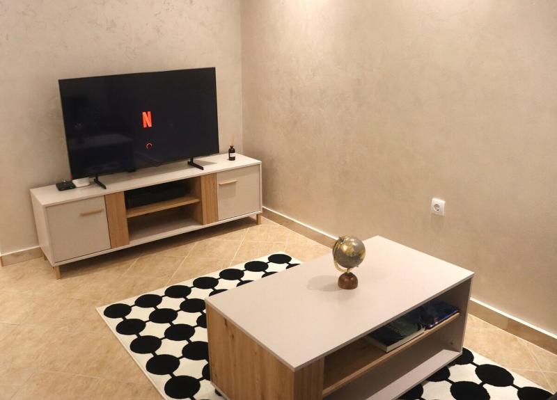 Modern Apartment with Jacuzzi in Novi Sad Center - image 4