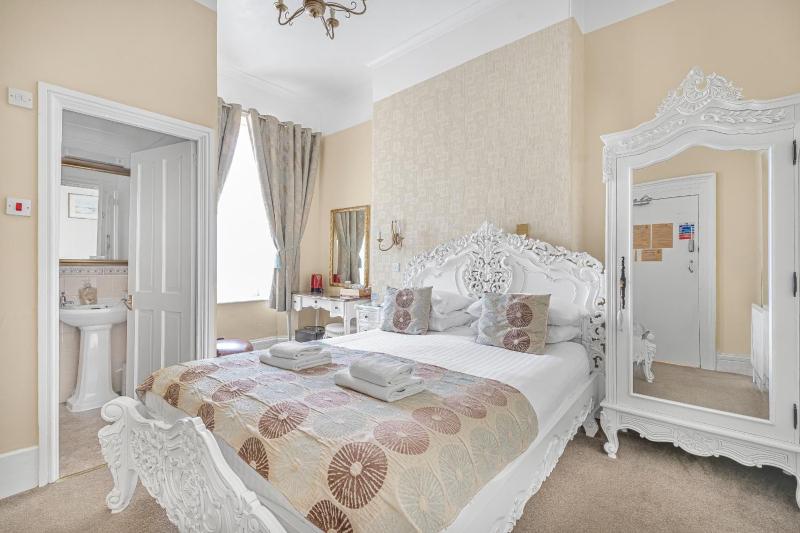 Deluxe Double Room with Shower image 3