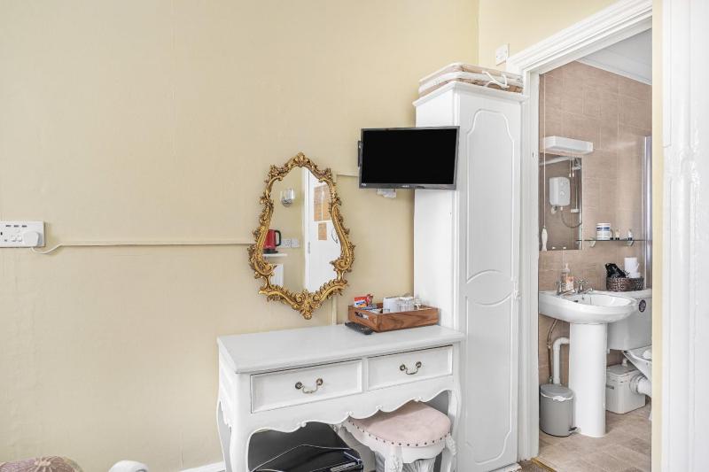 Small Double Room image 3